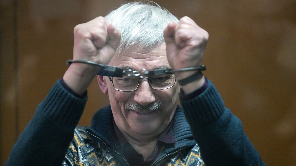Vězněný aktivista dostal nabídku, aby bojoval na Ukrajině. Věk 71 let nevadí